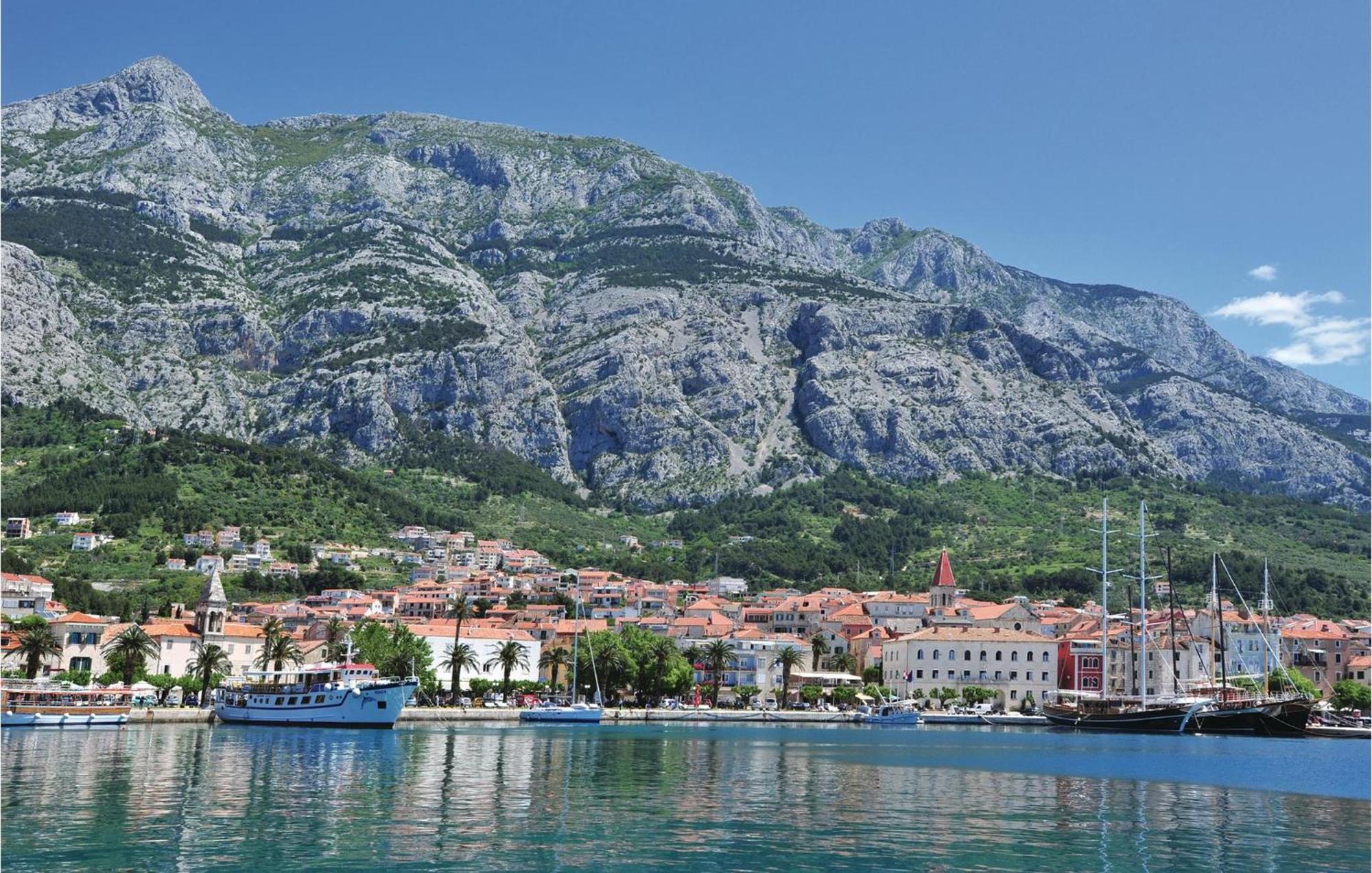 2 Bedroom Beautiful Apartment In Makarska Extérieur photo